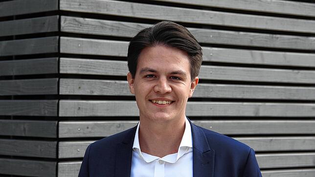 Marian Schreier, Bürgermeister von Tengen im Hegau. Hinter ihm das neue, großzügige Ärztehaus, das in seiner Amtszeit fertiggestellt wurde.