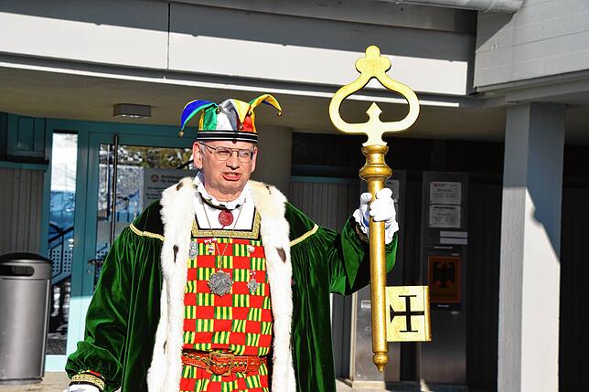 Narrenrichter Jürgen Koterzyna mit dem Stadtschlüssel