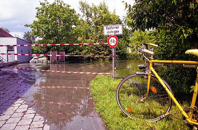 Hochwasser 1999 am Schlösslepark beim Zollhaus, das links vom Bild ist.