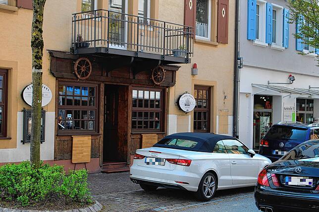 Die Parkplätze auch als Bewirtungsfläche nutzen? Darüber wurde in der Stadt diskutiert. Hier der Blick auf die Bar Black Pearl in der ...