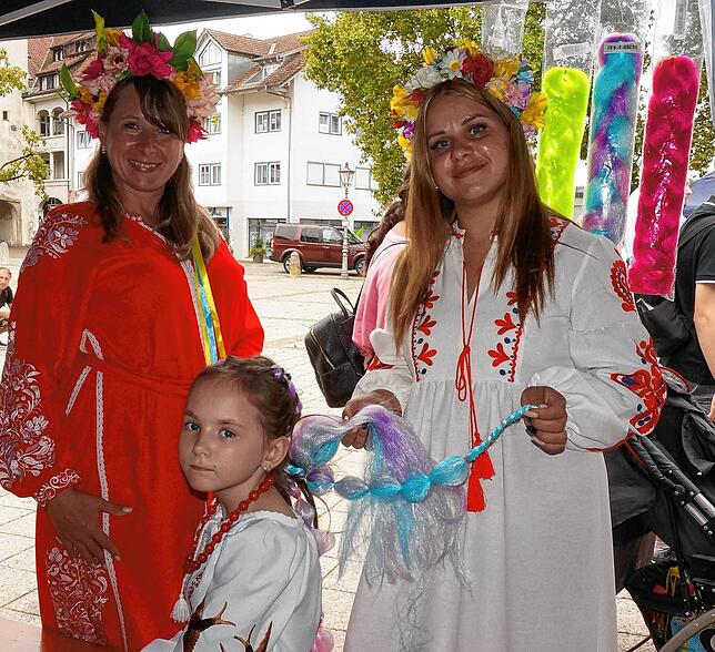 Angebote fürKinder: Svitlana Kutzenko (links) und Olha Levchenko flechten den Mädchen bunte Zöpfe ins Haar.