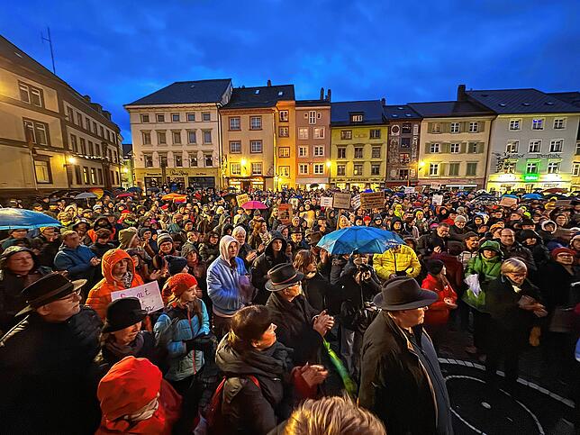 Eindrucksvolles Zeichen auf dem Bad Säckinger Münsterplatz: Mehrere hundert Menschen waren trotz Regens dem Aufruf zur Kundgebung für ...