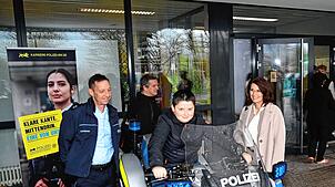 Ein besonderes Erlebnis ist es für Luca Friedrich (15) aus Lauchringen, auf einem Polizeimotorrad sitzen zu dürfen. Das freut auch die ...
