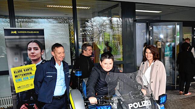 Ein besonderes Erlebnis ist es für Luca Friedrich (15) aus Lauchringen, auf einem Polizeimotorrad sitzen zu dürfen. Das freut auch die ...