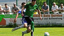Dennis Heil (rechts, gegen den Karsauer Christian Keller) stürmt mit dem SV Herten dem Titel entgegen. Ein Sieg gegen den TuS Stetten ...