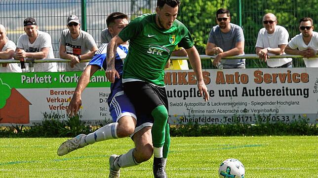 Dennis Heil (rechts, gegen den Karsauer Christian Keller) stürmt mit dem SV Herten dem Titel entgegen. Ein Sieg gegen den TuS Stetten ...