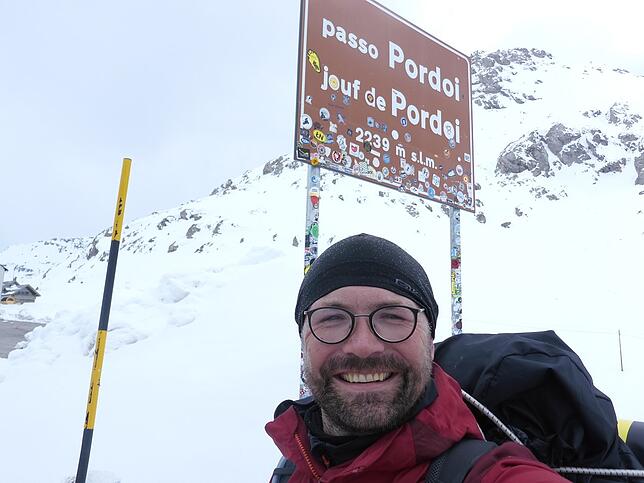 Winterlich wurde es für Christian Adeler bei der Durchquerung des Pordoi-Gebirgspasses in den italienischen Dolomiten.