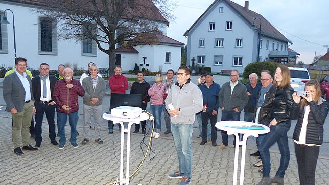 Im Beisein aller Beteiligten von Bürgerinitiative, Gemeinde, Stadtwerk am See und Teledata demonstrierte Dennis Außerhofer, dass das ...