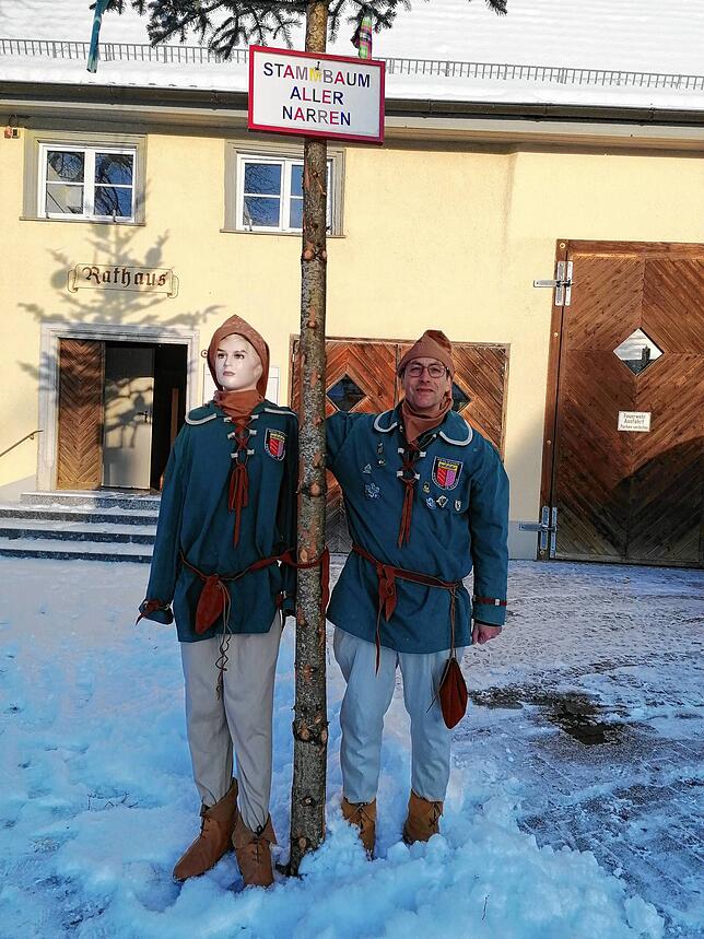 Der Präsident der Heuliecher, Norbert Roth (rechts) verkündet seinen Narren mittels Videobotschaften das neueste von Heudorfs Narretei.