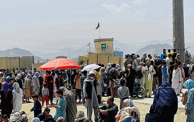 Hunderte von Menschen versammeln sich vor dem internationalen Flughafen in Kabul, um außer Landes zu kommen.