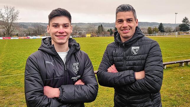 Der 18 Jahre alte Luis Wäschle (links) vom SC Gottmadingen-Bietingen und sein neun Jahre älterer Bruder Felix, der beim FC ...