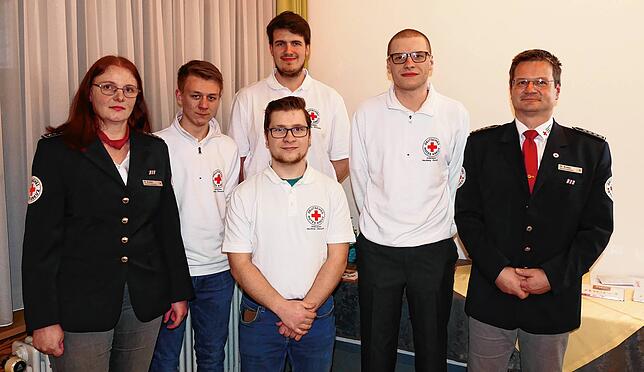 Per Handschlag verpflichteten Bereitschaftsleiter Heidi und Matthias Boden (links und rechts) ihre neuen Mitglieder (von links): ...