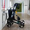 Ein Rollator steht im Gang eines Pflegeheims. Weil Personal fehlt, können nicht alle Betten im Pflegeheim Jestetten belegt werden ...