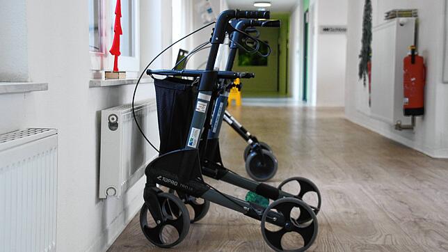 Ein Rollator steht im Gang eines Pflegeheims. Weil Personal fehlt, können nicht alle Betten im Pflegeheim Jestetten belegt werden ...