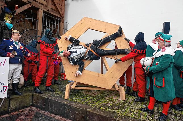 Bild 3: Kaiser auf dem Folterrad