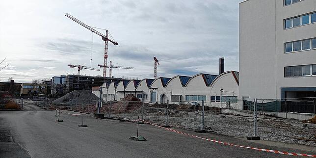 Ein Teil des ehemaligen Siemens-Areals ist mit Flatterband und Bauzäunen abgesperrt. Hier soll einmal das Wohngebiet Bücklepark ...
