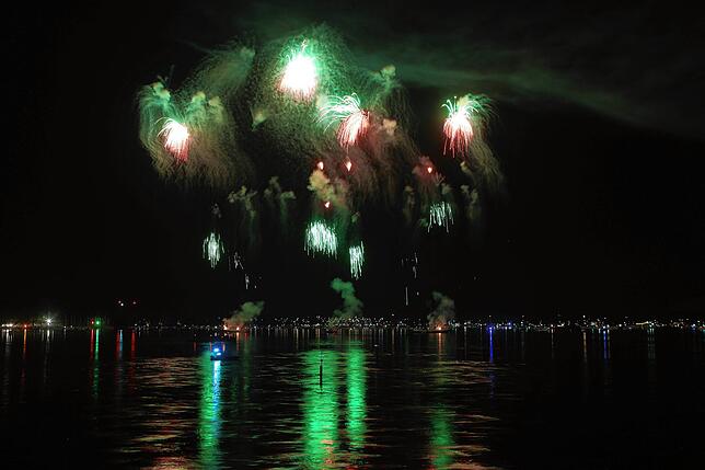 Bild 41: Konstanzer Seenachtfest 2024 - Jetzt knallt's! Das Feuerwerk am Bodensee bringt Zuschauer zum Staunen
