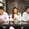 Kommunikation oder Vereinzelung? Viele junge Leute sind süchtig nach Meldungen des Smartphones. Bild: imtmphoto – fotolia