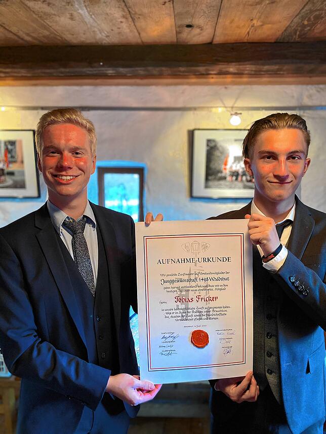 Marc Jacobshagen, Zunftmeister der Junggesellenschaft 1468 Waldshut (links) freut sich über die Aufnahme des neuen Zunftbruders Tobias ...