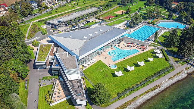 Die Bodensee-Therme in Konstanz hat seit ein paar Tagen wieder geöffnet. Zurzeit können laut Corona-Verordnung täglich 800 Menschen dort ...