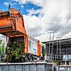 Ein Müllfahrzeug der Entsorgungsbetriebe Stadt Konstanz bei der Entleerung in einen größeren Container. Von 12.000 Grundstücken im ...