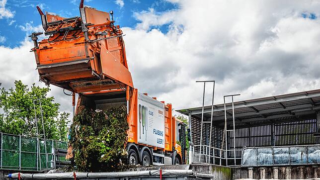 Ein Müllfahrzeug der Entsorgungsbetriebe Stadt Konstanz bei der Entleerung in einen größeren Container. Von 12.000 Grundstücken im ...
