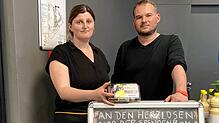 Mirela Ratos und Mateusz Paczosa sind betrübt über die gestohlene Spendenbox. Sie haben nun eine neue aufgestellt.