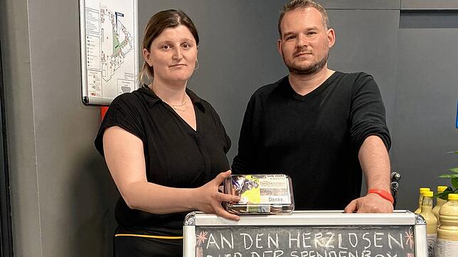 Mirela Ratos und Mateusz Paczosa sind betrübt über die gestohlene Spendenbox. Sie haben nun eine neue aufgestellt.