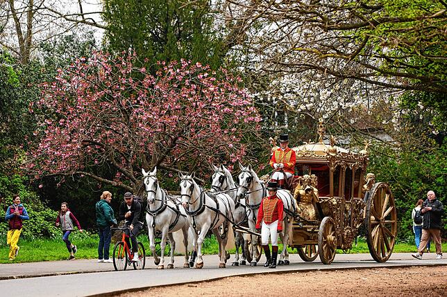 Einmal wie ein Royal durch London fahren – das im Umfeld der Krönung von Charles III. möglich.