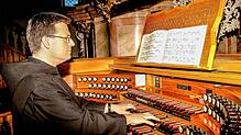 Pater Landelin Fuß spielt auf der Beuroner Orgel am Samstagabend ein Konzert.