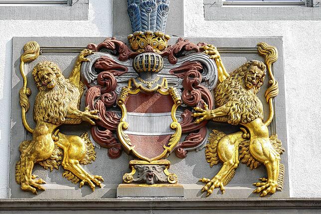 Diese Löwen mit Wappen befinden sich an einer stark frequentierten Stelle in Radolfzell.
