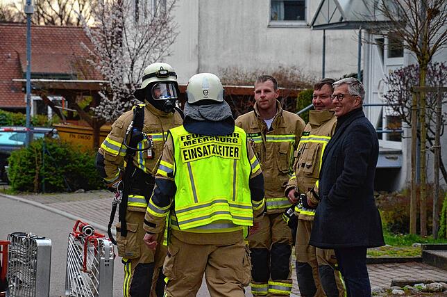 Bürgermeister Robert Scherer (rechts) mit Einsatzleiter Markus Heuchert und weiteren Vertretern der Freiwilligen Feuerwehr Meersburg.