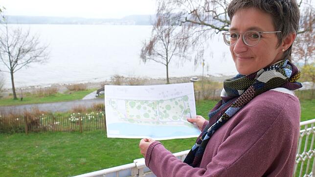LGS-Geschäftsführerin Edith Heppeler blickt vom Balkon des "Haus des Gastes" in den Kurpark, wo für die Gartenschau die Villengärten ...