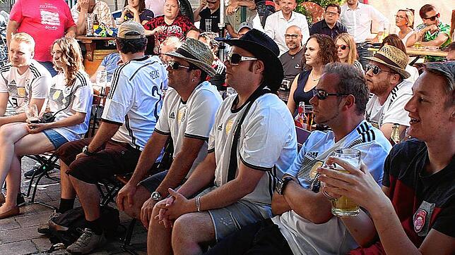 Public Viewing soll zur Fußball-Europameisterschaft (vom 11. Juni bis 11. Juli) auch vor und in den Gaststätten von VS möglich sein. ...