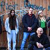Einige Jugendliche sehen sich die angesprühte Grillhütte an (v.l.): Nico Kuhn, Lisa Osswald, Janik Horning, Björn Adler, Marcela ...