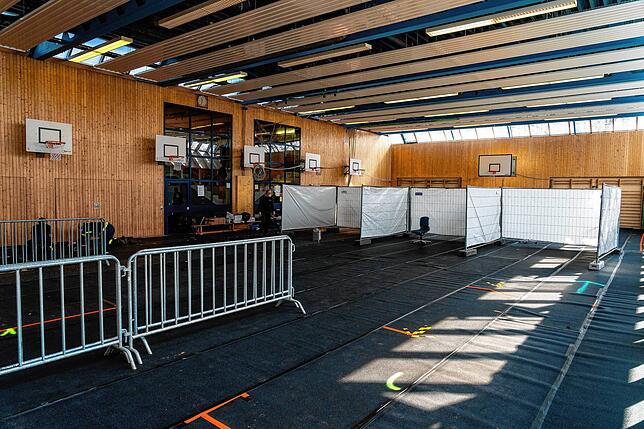 In der Turnhalle der Albert-Schweitzer-Schule wird gerade die neue zentrale Aufnahmestelle für Flüchtlinge aus der Ukraine aufgebaut.