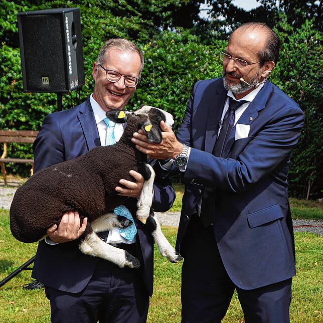Christof Baumann (rechts), Präsident der Stiftung Napoleon III., übergibt dem Thurgauer Regierungsrat Walter Schönholzer ein Lamm.