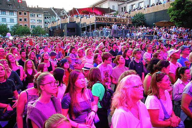 Viele Besucher bei Nelly Furtado und Joya Marleen beim Festival Stars in Town auf dem Herrenacker inmitten der Schaffhauser Altstadt.