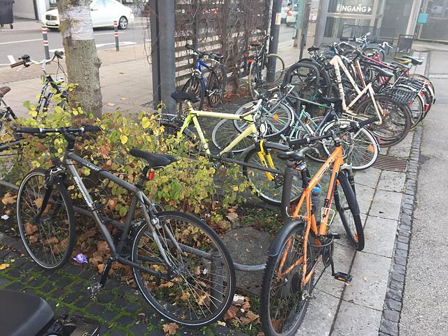 Weil es zu wenig Radparkplätze am Franziskusplatz gibt, werden die Fahrräder überall abgestellt, wo man sie irgendwie anschließen kann.