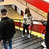 Im Treppenhaus der Realschule Ailingen wird Abstand gehalten. Ein infizierter Schüler kam nach den Ferien in den Unterricht &ndash; ...