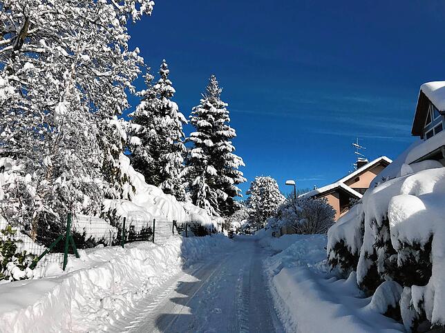 Diese verschneite Straße in Ühlingen bietet ein beschauliches Bild.