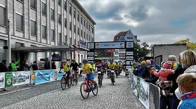 Auch als Team (wie hier die SÜDKURIER-Lesergruppe in gelben Trikots) konnten Mountainbiker an den Rennen teilnehmen.