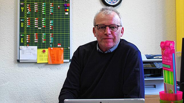 Thomas Laubis ist Rektor an der Grundschule im Stühlinger Ortsteil Weizen. Hinter ihm ist die Planungstafel mit der Einteilung der ...