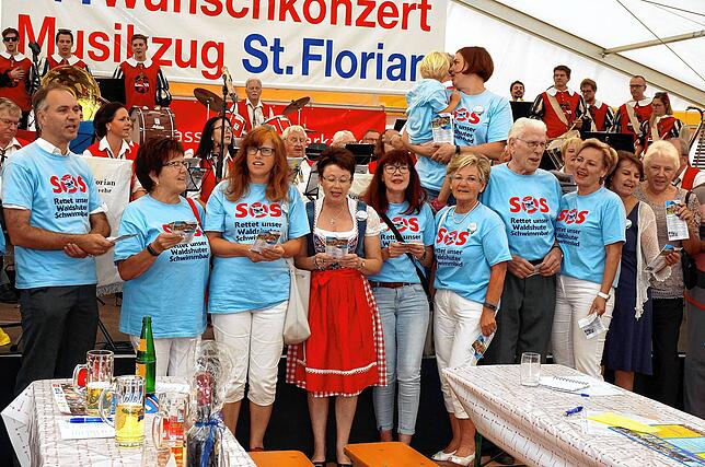 An der Chilbi 2017, beim Wunschkonzert der Florianer im Festzelt, singen Mitglieder von Pro Freibad das „Badnerlied“ mit ...
