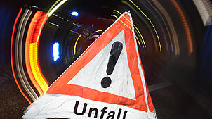Ein Warndreieck weist auf einen Unfall hin. (Symbolbild) Zum Wochenstart gab‘s in der Hochrheinregion schwere Motorradunfälle – ein ...