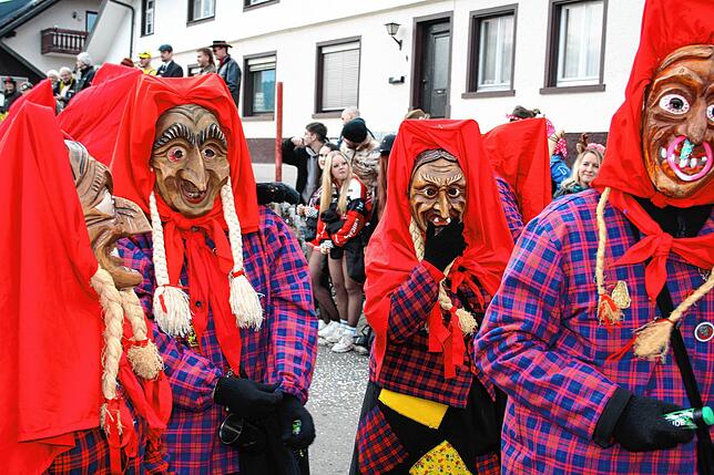 Bild 11: Herrischrieder Dorffasnacht: Hooriwälder und Dorfbuebe zeigen beeindruckende Masken