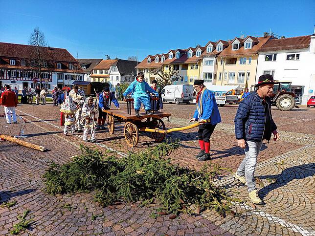 Bild 9: Narrenbaumfällen 2025 in Markdorf sorgt für närrische Stimmung