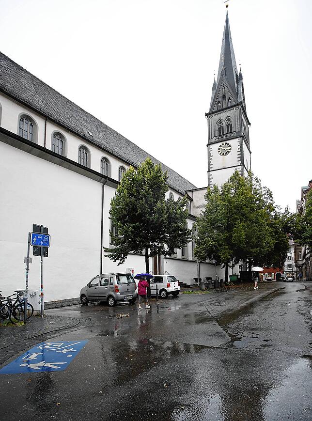 Südlich der Stephanskirche befindet sich unter dem Asphalt der Leutefriedhof. Bei der Umgestaltung des Platzes sind Eingriffe in den ...