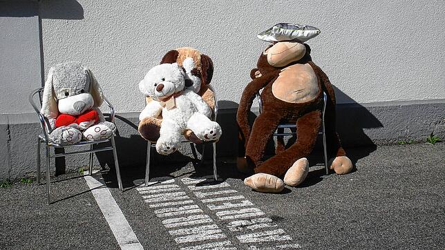 Die großen Kuscheltiere sorgten für Freude bei den wartenden Kindern vor dem Tafelladen. Höhn bedankt sich dafür beim anonymen Spender.