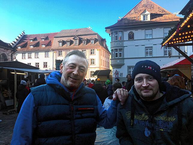 Peter Buhmann und Franz Mai sind Standbetreiber. Auch wenn die Herstellung und der Einkauf ihrer Angebote teurer geworden sind, so ...